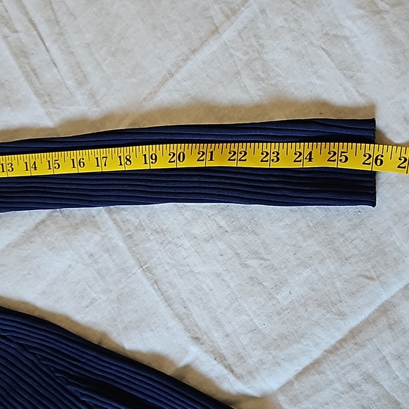 BCBG navy blue ribbed knit sweater dress cold shoulder long sleeves Medium - Picture 16 of 17